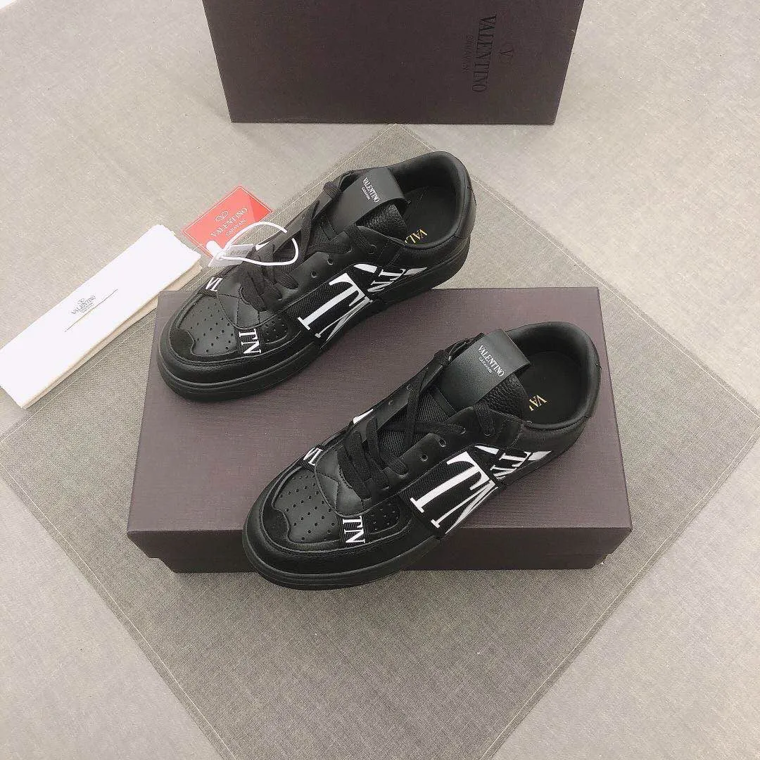 P440▫️V L7N spring and summer 🆕calf leather strap sneakers, no man should be able to refuse this style, classic color, so handsome! Purchase a high-precision replica of the original version to instantly sell off the market currency! 6 VLTN logo rubber effect straps - Valentino Garavani Logo printed on the back and tongue, all materials are customized to ensure quality! Size: 38/45 No. 018
